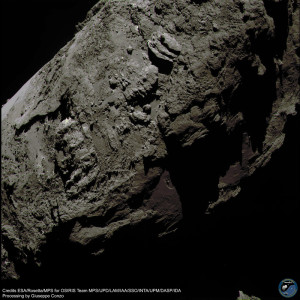 Crediti: ESA/Rosetta/MPS for OSIRIS Team MPS/UPD/LAM/IAA/SSO/INTA/UPM/DASP/IDA. Elaborazione a colori di Giuseppe Conzo