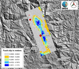 Localizzazione preliminare del piano di faglia che ha generato il terremoto di Amatrice. Il rettangolo rappresenta la proiezione in superficie del piano di frattura, i colori indicano la quantità di scorrimento avvenuto durante la frattura (valori in metri). Sono mostrati anche i due eventi maggiori della sequenza al 25/8 (pentagoni rossi) e tutte le repliche fino al 25/8 (cerchi bianchi).